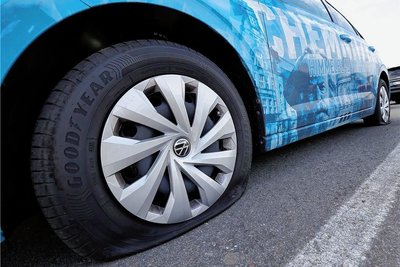Vier platte Reifen: Die Polizei ermittelt gegen unbekannt.