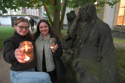 Die Besucher der langen Nacht, hier Ella und Ninette, konnten Kerzen anzünden, mit denen der Weg zum Kreuzgang beleuchtet wurde.