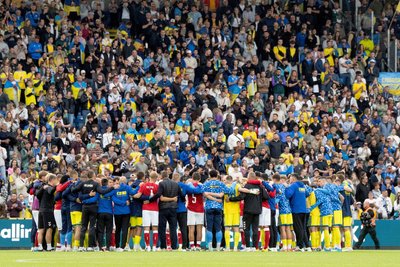 Nach dem Zusammenbruch von Christian Eriksen versammeln sich dänische und ukrainische Spieler gemeinsam auf dem Spielfeld.