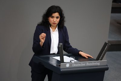 Grünen-Fraktionsvize Misbah Khan wirft Forschungsministerin Dorothee Bär eine Absage der geplanten Bafög-Erhöhungen vor. (Archivbild)