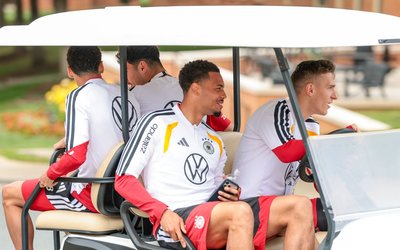 Im Golf-Cart ging es für einige Nationalspieler zum Training. 