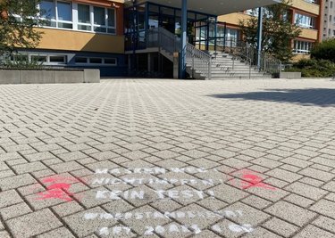 Vor mehreren Schulen wurden solche Schriftzüge angebracht. 