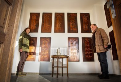 Dr. Gudrun Fritzsche und Kurt Lange von der evangelisch-lutherischen Kirchgemeinde Flöha-Niederwiesa haben maßgeblichen Anteil daran, dass die Erinnerung wieder einen würdigen Platz hat. 