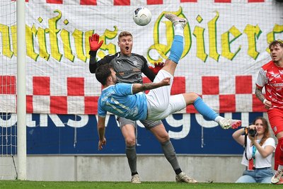 Starkes Tor: Dejan Bozic erzielt akrobatisch das 1:0 für die Himmelblauen: Zwickaus Torhüter Benjamin Leneis ist chancenlos.