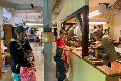 Im Technischen Museum „Alte Stuhlfabrik“ zeigt Holzdrechsler Matthias Meyer Besuchern, wie aus einem Kantholz ein Baum entsteht.