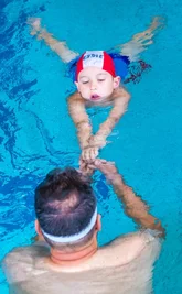 Kinder-Schwimmkurs des Schwimmteams Erzgebirge: Alexander Steiner hilft Eddie, die richtige Technik zu erlernen.