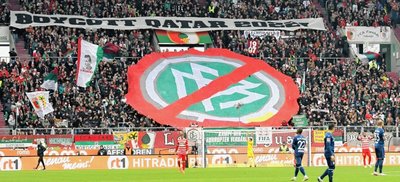 Unübersehbar fordern Fans einen Boykott, so wie hier in der Augsburger Arena. Ob sie deshalb jedoch die Spiele der Weltmeisterschaft in Katar nicht verfolgen, ist zumindest zu bezweifeln. 