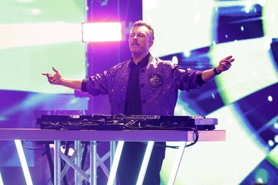 Purple? Check! Disco? Check! Machine? Man muss nicht alles so ernst nehmen: Tino Piontek an den Decks.