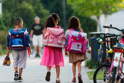 Kleine Kinder auf dem Schulweg. In Stollberg werden die meisten Grundschüler per Auto gebracht - dennoch sind auch etliche zu Fuß unterwegs.