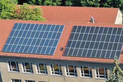 Auf dem Dach der Rudolf-Weiß-Schule in Zwickau gibt es bereits eine Fotovoltaik-Anlage. 