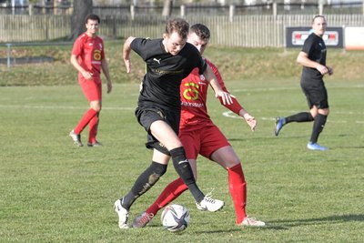 Die Fußballer des Ebersbrunner SV (rote Trikots) und von Fortschritt Lichtenstein (schwarze Trikots) sind aktuell die ersten Anwärter auf den Kreismeistertitel. Das Foto entstand beim Pokalspiel beider Vereine.