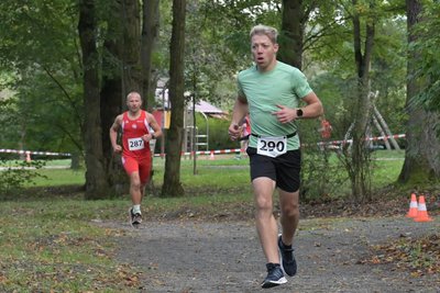 Bei den Erwachsenen war Benjamin Kunath aus Falkenstein (vorn) der Schnellste über sechs Kilometer und ist Vogtlandmeister der Senioren M 35.
