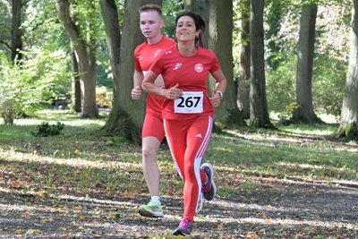 Die Schnellste über sechs Kilometer und Vogtlandmeisterin der Seniorinnen W 35 ist Isabel Weltschew vom Treuener LV (re.). Links daneben Wolf Tunger vom TLV, der ebenfalls Vogtlandmeister wurde.