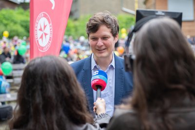 Um heikle Fragen kommt Conrad Clemens beim Ministerinterview am Rande des Zuckertütenfests der Verkehrswacht herum.