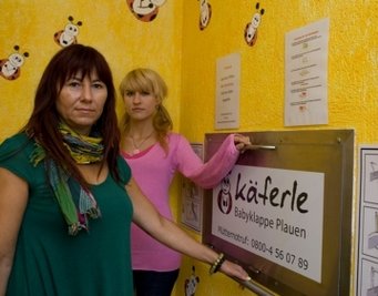 
              <p class="artikelinhalt">Karo-Chefin Kathrin Schauer (links) an der Babyklappe. Ellen Liebner/Archiv</p>
            