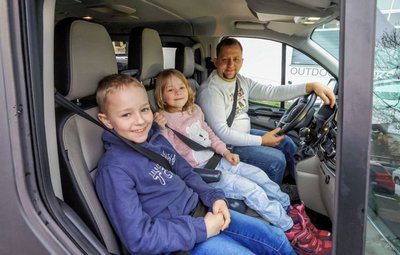 Wer will vorne bei Papa Jörg Krumpe sitzen? Ein klarer Fall für Mia und Elias. 