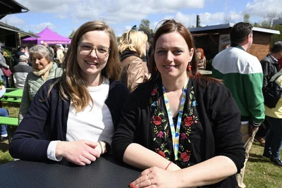 Sarah Repmann, Geschäftsführerin des Leader-Regionalmanagements „Tor zum Erzgebirge“ (li.) und Anja Meyer, Tourismus-Koordinatorin, luden zum Naschmarkt.