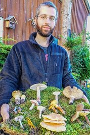 Pilzberater Jörg Hunger mit den Exemplaren, die er für den Pilz-App-Test frisch aus dem Wald geholt hat.