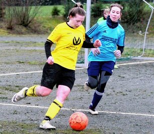 Wie hier Marie-Luise Claudia Schlott (rechts) gegen Lea Huber liefen die Eichigterinnen dem Gegner aus Pfaffengrün oft hinterher. 