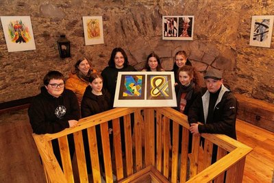Sorgt mit seinen Werken derzeit zusätzlich für einen Blickfang im Kirchturm: der Leistungskurs Kunst der Klassenstufe 12 der Evangelischen Schulgemeinschaft und Lehrerin Ines Tröger. 