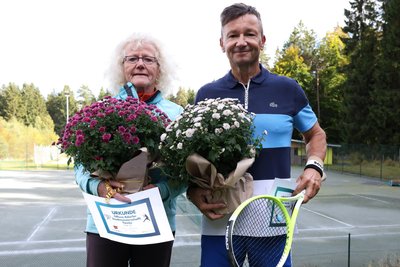 Die beiden Adorfer Tennis-Stadtmeister 2025, Doris Pötzsch und Steffen Lachmann.