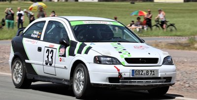 Bernd Knüpfer und Daniel Herzig vom MC Grünhain sind in Weida zum Klassensieg und auf Gesamtrang 8 gerauscht. Die Reifenwahl für ihren Opel Astra OPC erwies sich dabei als Zünglein an der Waage. 