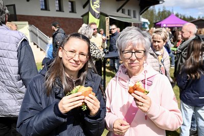 Lea Hoffmann (li.) und Heike Hoffmann aus Lugau waren positiv überrascht von der großen Vielfalt beim Regio-Naschmarkt.
