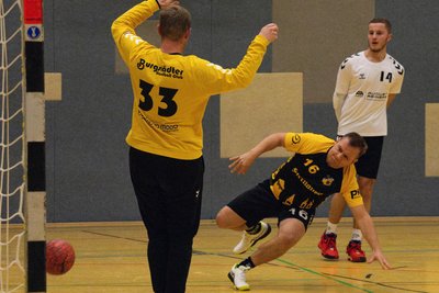 Der Oelsnitzer Robert Seidel überwindet hier den Burgstädter Keeper Max Günther.