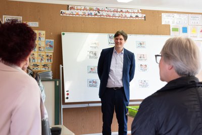 Besuch in der Containerschule der zentralen Asyl-Aufnahme des Freistaats: Als Kind war Conrad Clemens selbst Migrant.