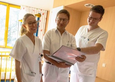 Agata Pisarska -hier mit Ulf Meyer, dem Chefarzt der Annaberger Klinik für Kinder- und Jugendmedizin, und Patrick Schubert (v. l.) - möchte später in die Chirurgie. Ihr Kommilitone strebt den Einsatz als Notarzt an. 