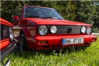 93er Golf Cabrio aus Garage im Vogtland gestohlen - Ein Schmuckstück: Dieses rote Golf Cabrio der Marke Volkswagen präsentierte ein Liebhaber bei einem Oldtimertreffen im Erzgebirge. Ein ähnliches Modell, allerdings eine Sonderedition in lila mit schwarzem Verdeck, verschwand jetzt im Vogtland.
