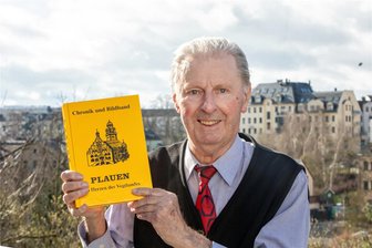 94-jähriger Plauener dokumentiert mit seiner neuen Stadtchronik deutsch-deutsche Zeitgeschichte - Walter G. Tümpner mit seiner neuen Plauen-Chronik.