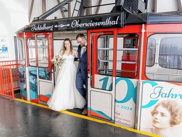 Künftig wird sicher auf dem Gipfel meist nicht nur das Paar aus der Schwebebahn steigen. Es dürfen rund 20 Gäste dabei sein. 