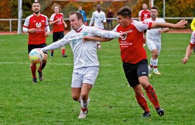 Luca Winter (rechts) vom OSV konnte in dieser Szene Jakub Jurkovic gerade noch bremsen. Doch wenig später traf Limbach-Oberfrohna doch noch zum Ausgleich. 
