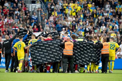 Sichtschutz für Christian Eriksen: Spieler aus Dänemark und der Ukraine begleiten den dänischen Star nach dessen Zusammenbruch vom Spielfeld.