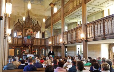 Mit dem Festgottesdienst wurde die Sanierung des Kirchturms der Allerheiligenkirche abgeschlossen. Etwa 60 Gäste lauschten den Worten von Pfarrer Sören Lange. 