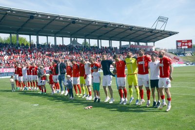 Siebenmal traf der FSV Zwickau zum Abschluss der Saison 2021/22 ins gegnerische Tor und feierte nach dem Abpfiff mit den Fans.