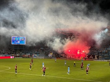 Immer wieder wurden im CFC-Fanblock Feuerwerkskörper gezündet.