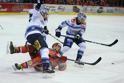 Für Ivan Ciernik (am Boden) und seine Kollegen kam nach sieben Partien im März 2018 das Aus gegen den SC Riesersee.