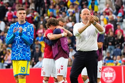 Dänemarks Nationaltrainer Brian Riemer (r).