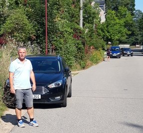 Entlang der Pleißenbachstraße fehlt ein Stück Fußweg. Schulkinder und Fußgänger müssen dort auf der Straße an parkenden Autos vorbei. Ortsvorsteher Holger Schmeißer fordert deshalb eine Veränderung der Situation.
