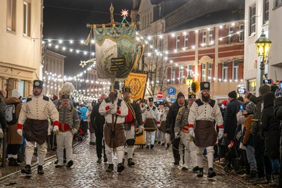 Zur 32. Olbernhauer Weihnacht zog eine Bergparade mit mehr als 200 Trachtenträgern durch die Stadt bis ins Rittergut. Dort wurde ein Bergzeremoniell abgehalten.