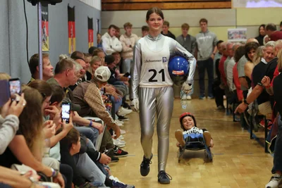Eine Modenschau zeigte zum Traditionstreffen einen Querschnitt von Sportbekleidung aus verschiedenen Jahrzehnten.