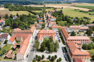 Die Familie von Conrad Clemens entstammt der Herrnhuter Brüdergemeine in Ostsachsen, die ihre Wurzeln in der böhmischen Reformation hat und weltweit vertreten ist.