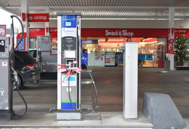 Die Erdgastankanlage an der Dresdner Straße in Freiberg wird nicht mehr repariert. Die umweltfreundliche Alternative habe sich nicht wie erhofft durchgesetzt, teilt Stadtwerke-Chef Axel Schneegans mit. Mit dem Vormarsch der Elektromobilität sei der Erdgasabsatz für Fahrzeuge stark zurückgegangen. 