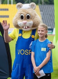 Eid-Sprecherin Svea Volkmar vom LATV Plauen mit Maskottchen Vospi.