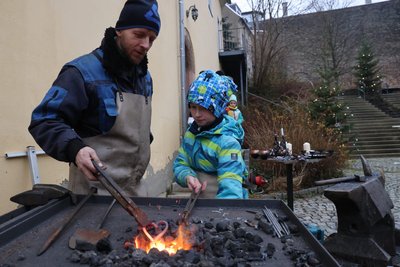 Handwerkskunst gab es in den offenen Höfen zu bestaunen: Michael Philipp schmiedet mit Winnibald ein Herz.