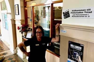 Der alte Bahnhof von Ystad diente als Polizeipräsidium. Heute ist darin das Bed- und Breakfast „Stationen B & B“ untergebracht. Auch Mitarbeiterin Petra Fredrikson (Foto) ist Wallanderfan.