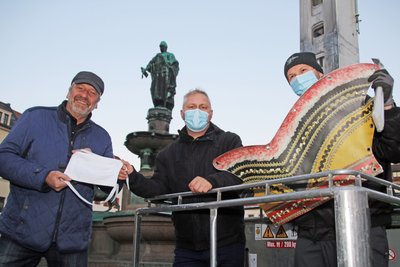 In närrischer Mission: Achim Breßler, Daniel Viertel und Martin Schlegel (v.l.) vom Freiberger Karneval Klub mit ihren "Präsenten" für Otto den Reichen. 