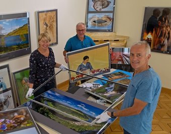 Sabine Teufl, Stephan Teppner und Ludwig Neumann (von links) bei der Vorbereitung der Ausstellung des Fotoclubs Oelsnitz in der Lugauer Facius-Villa.